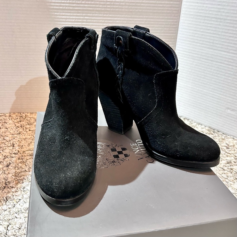 Women's Vince Camuto Black VP Split Suede Ankle Boot with Box Size 7M/37